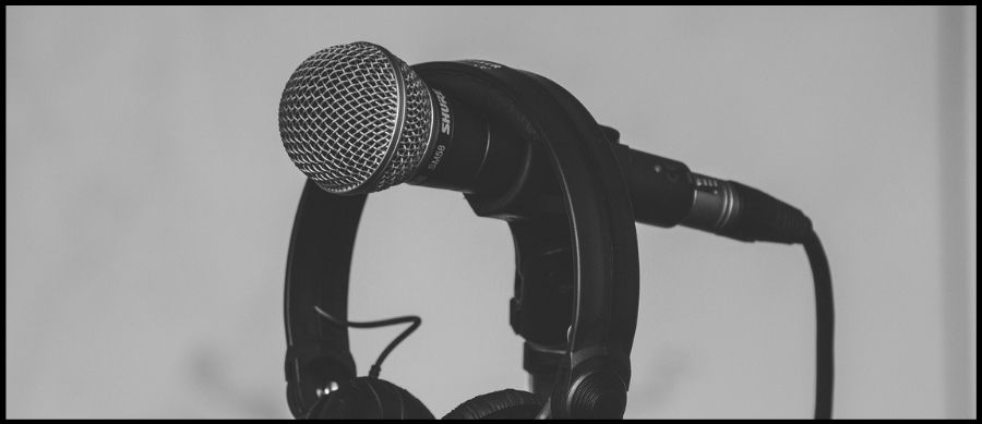 Podcast Page: Image of a microphone and headphones